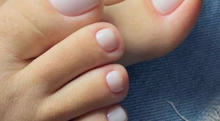 Uñas de pies con manicura perfecta en T.M glow nail, Samborondón, Guayas, EC.