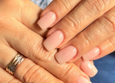 Manicura elegante en T.M glow nail, Samborondón, Guayas, EC.