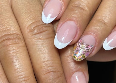 Uñas elegantes con diseño de mariposa en T.M glow nail, Samborondón, Guayas, EC.