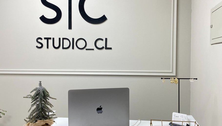 Recepción moderna de SCSTUDIO_CL en Providencia, Región Metropolitana, CL, destacando su elegante interior.
