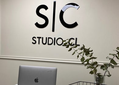 Recepción de Scstudio Cl en Providencia, Región Metropolitana, CL, con decoración moderna y elegante.