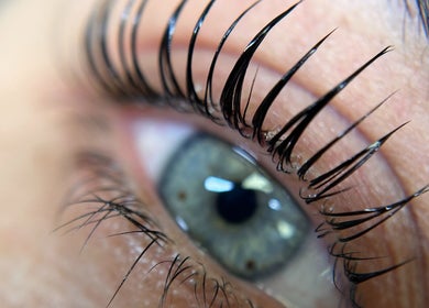 Primer plano de un ojo con pestañas largas en Scstudio Cl, Providencia, Región Metropolitana, CL.