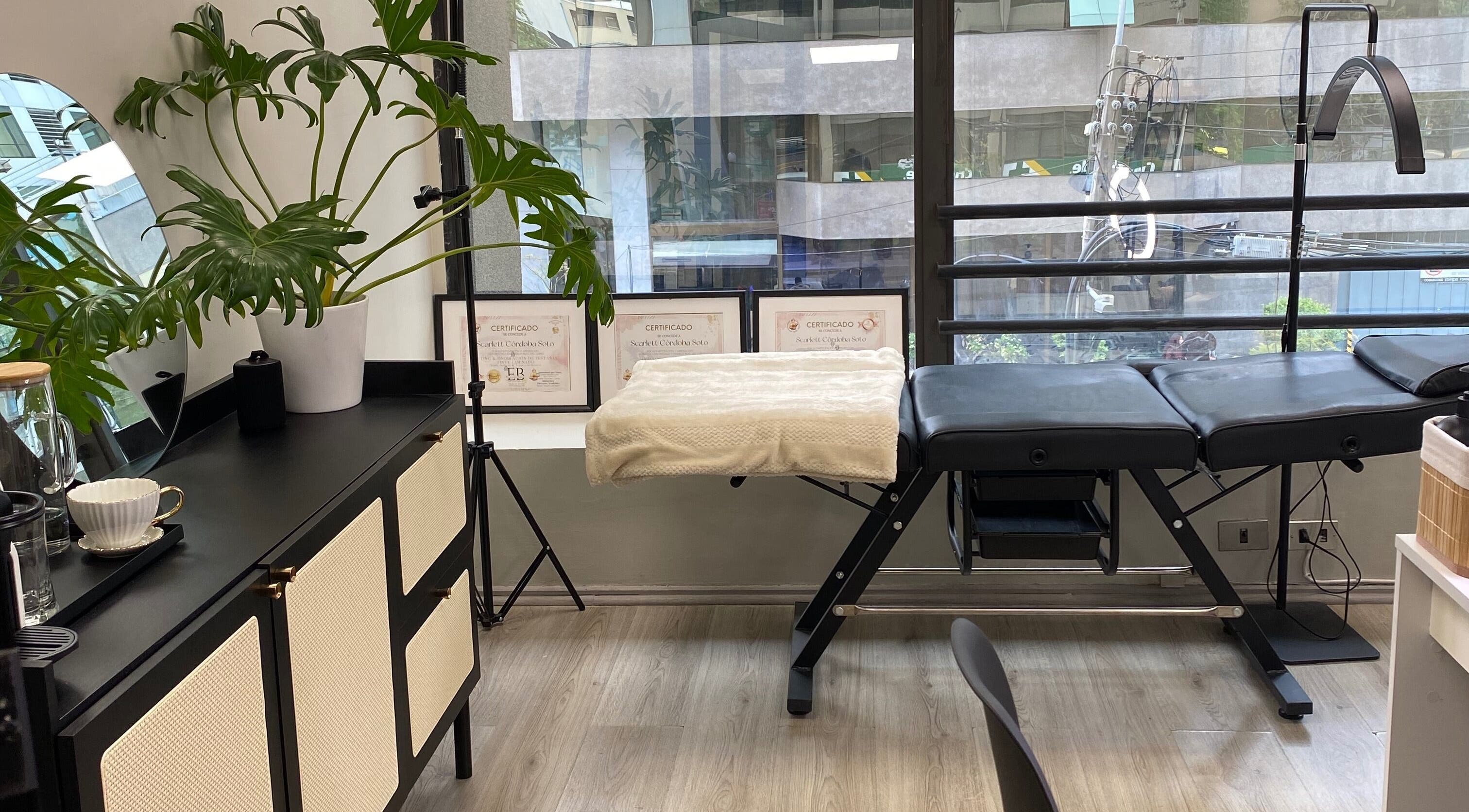 Interior de Scstudio Cl en Providencia, Región Metropolitana, CL, con camilla y decoración moderna.