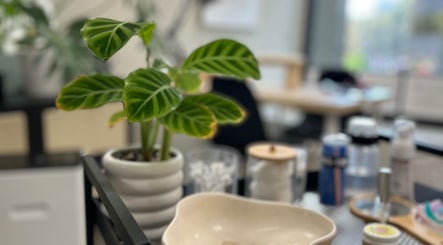 Planta verde en mesa de Scstudio Cl, Providencia, Región Metropolitana, CL, creando un ambiente relajante.