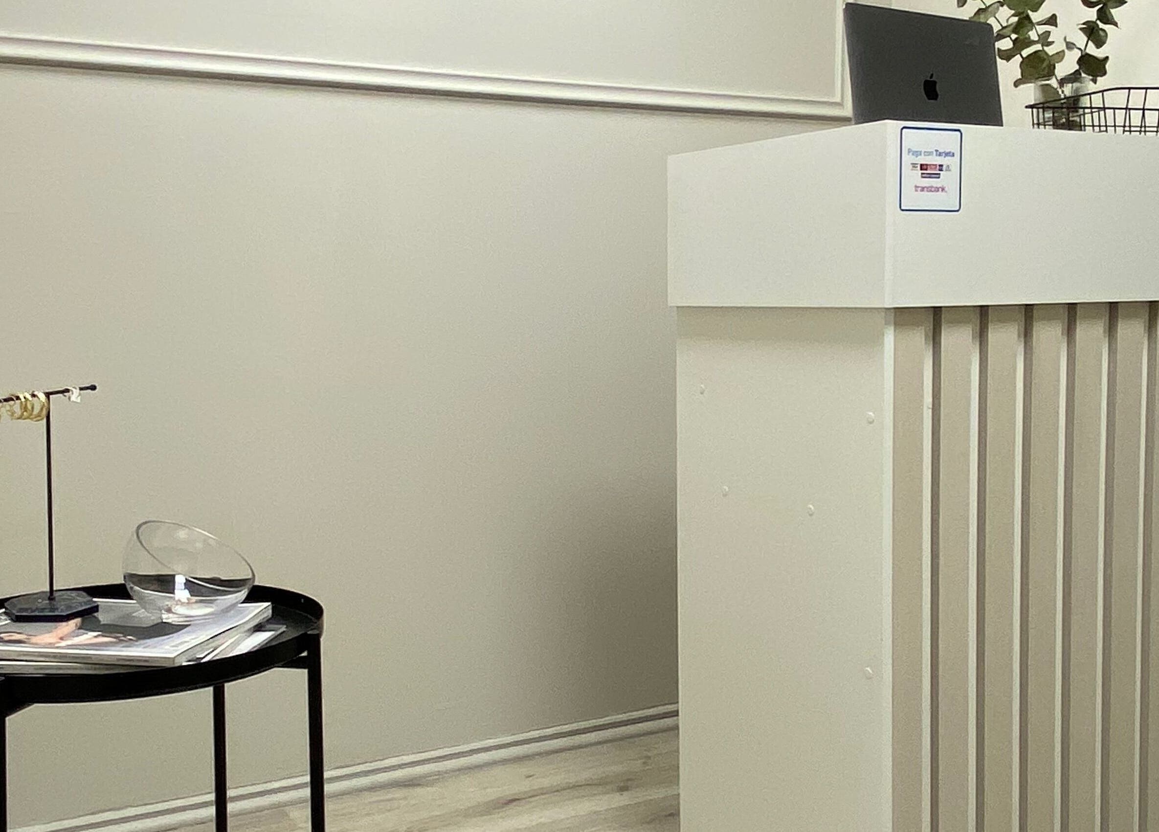 Recepción elegante en Scstudio Cl, Providencia, Región Metropolitana, CL con mostrador moderno y decoración minimalista.