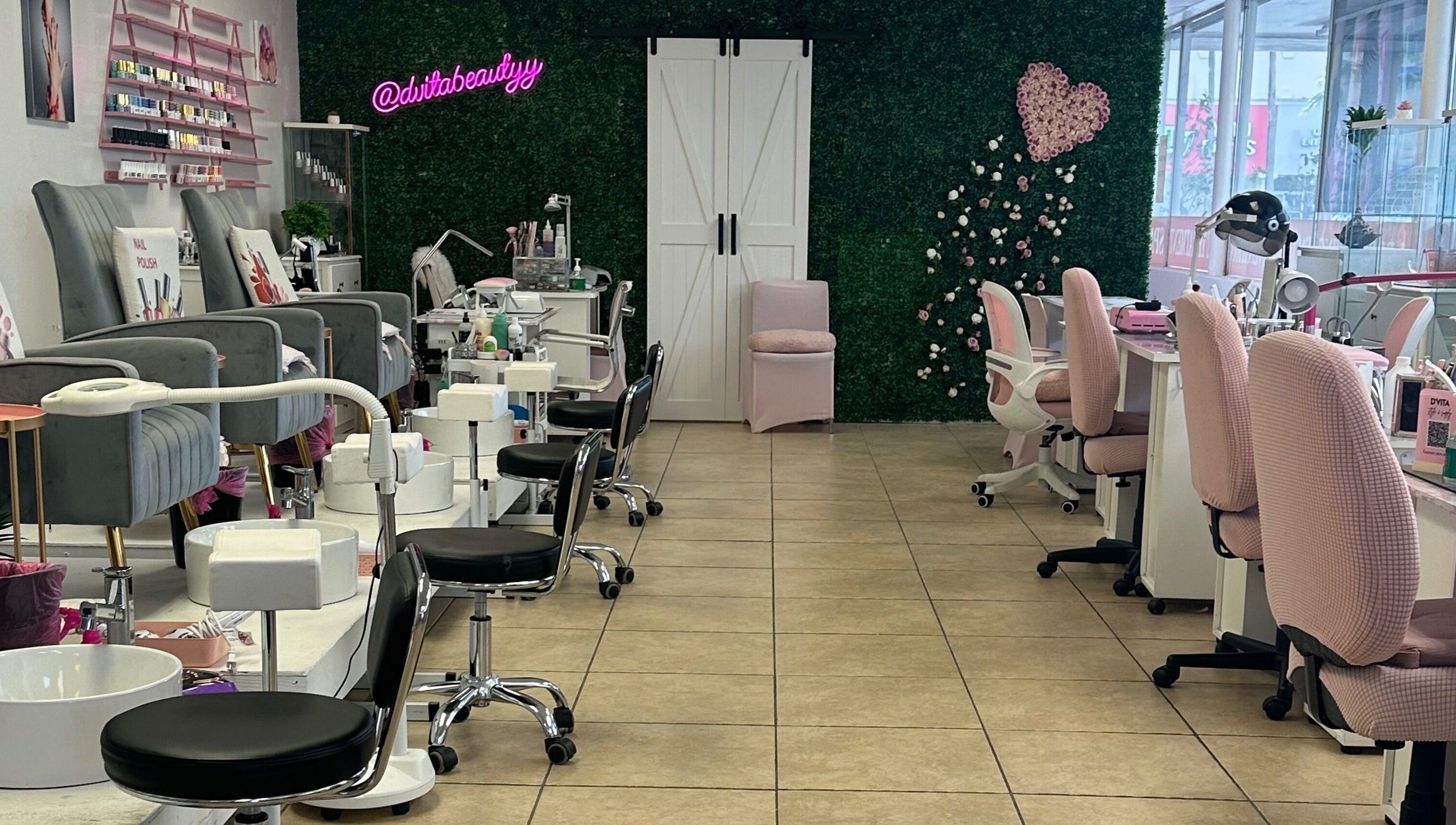 Interior de D’vita Style & Supply en Hialeah, Florida, US. Área de manicura con decoración moderna y acogedora.