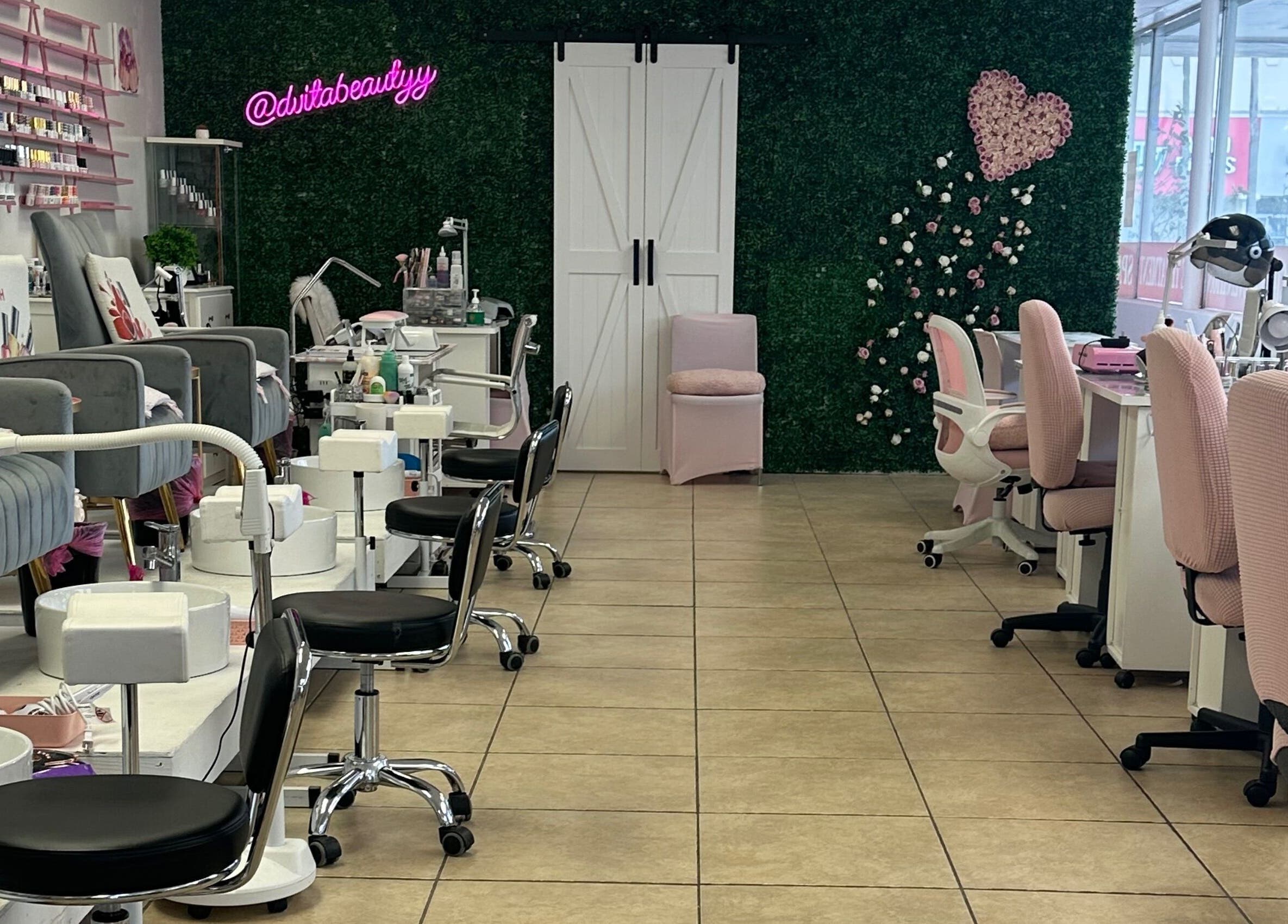 Interior de D’vita Style & Supply en Hialeah, Florida, US. Área de manicura con decoración moderna y acogedora.
