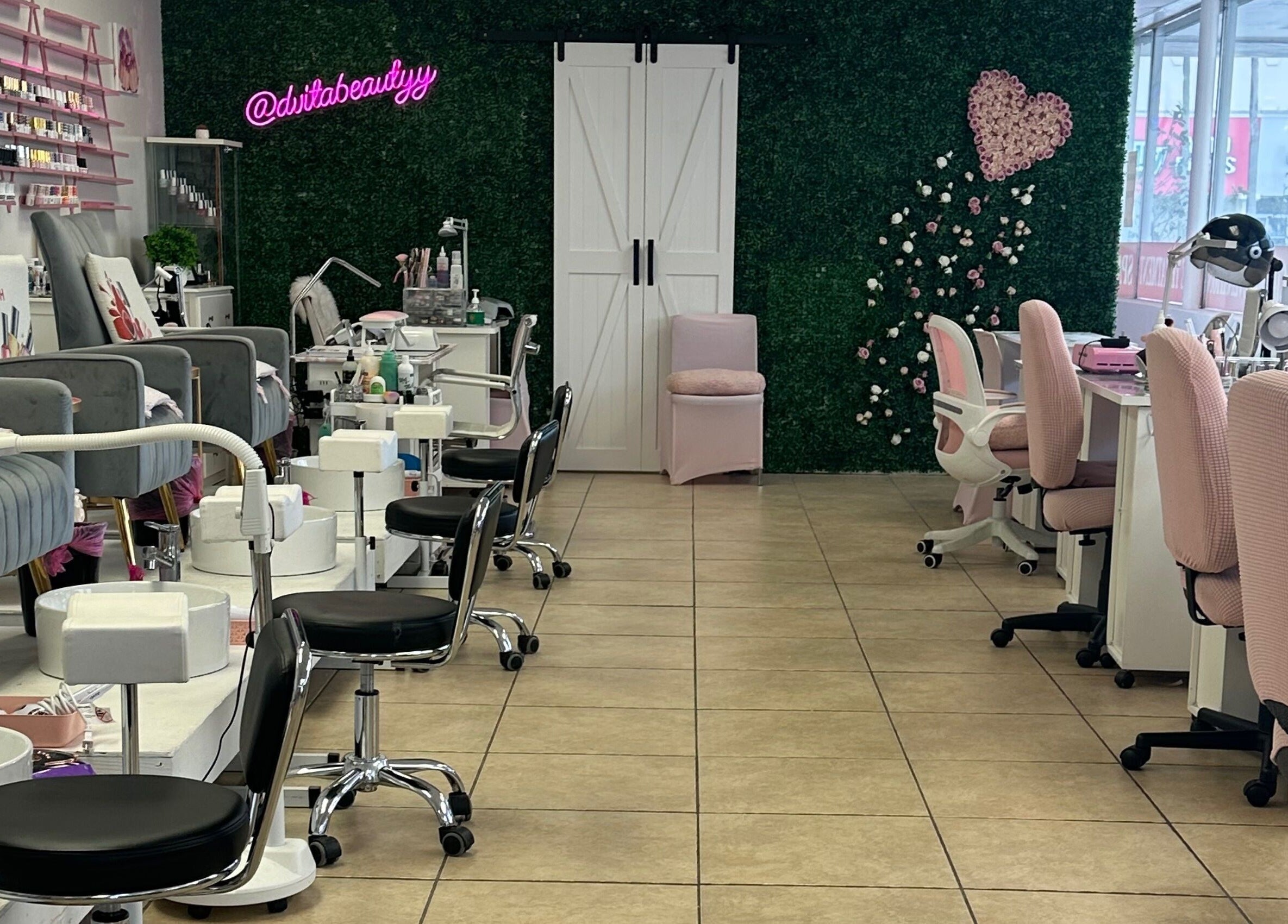 Interior de D’vita Style & Supply en Hialeah, Florida, US. Área de manicura con decoración moderna y acogedora.