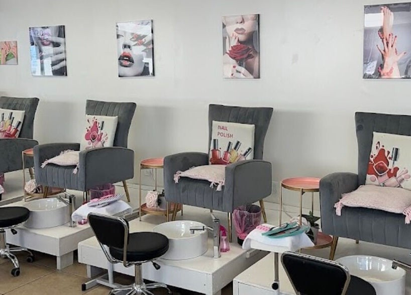 Zona de manicura de lujo en D’vita Style & Supply, Hialeah, Florida, US, con asientos cómodos y decoración moderna.