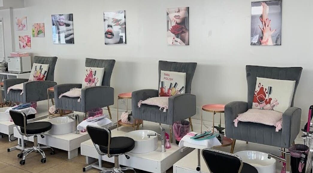 Zona de manicura de lujo en D’vita Style & Supply, Hialeah, Florida, US, con asientos cómodos y decoración moderna.