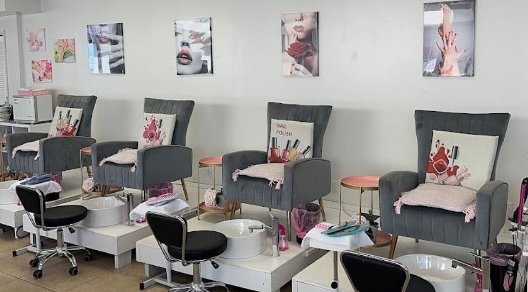 Zona de manicura de lujo en D’vita Style & Supply, Hialeah, Florida, US, con asientos cómodos y decoración moderna.