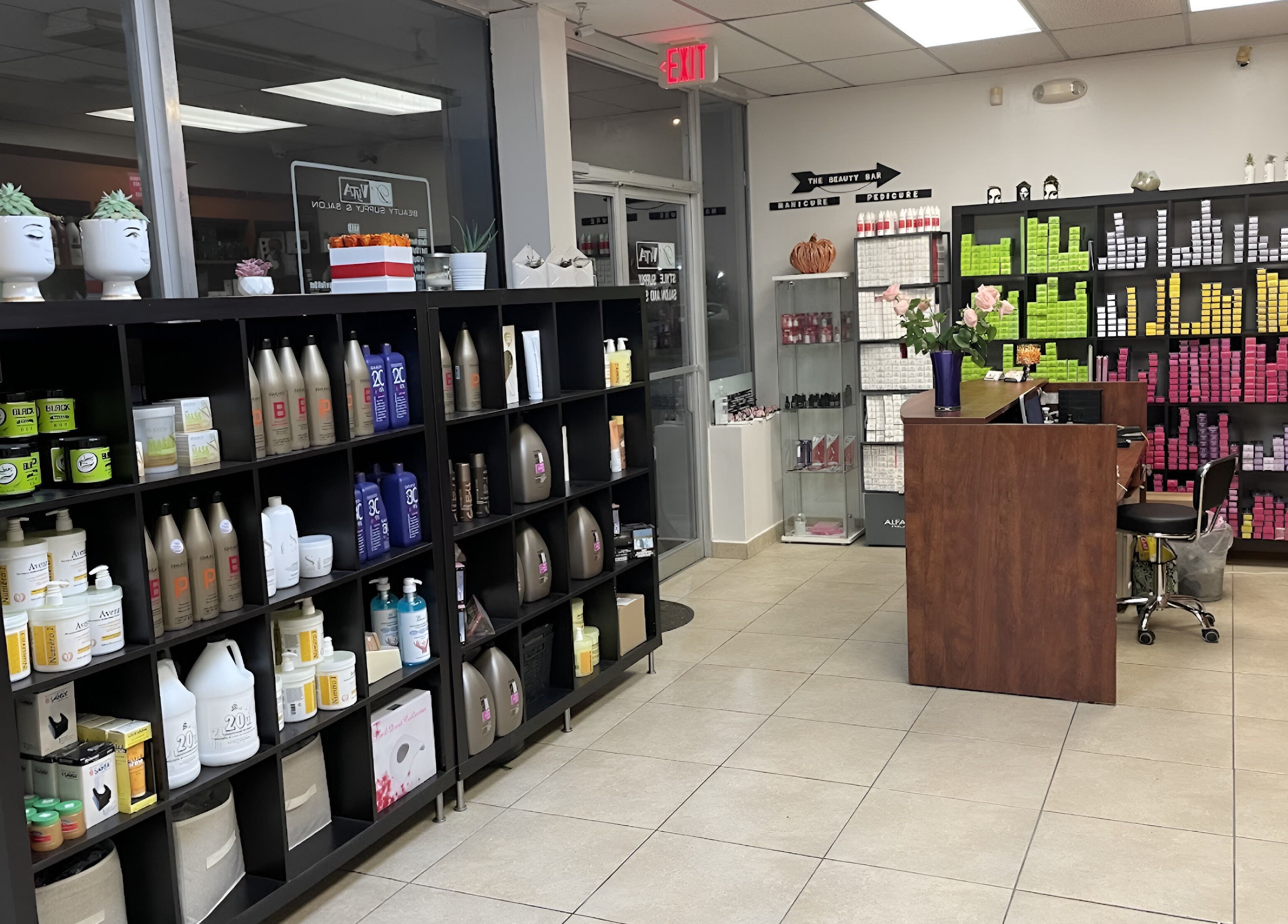 Interior de D’vita Style & Supply en Hialeah, Florida, US. Productos de belleza y bienestar en estantes elegantes.