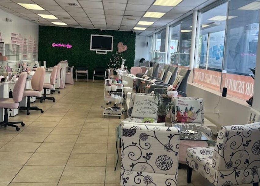 Interior del salón D’vita Style & Supply en Hialeah, Florida, US con sillas rosadas y decoración moderna.