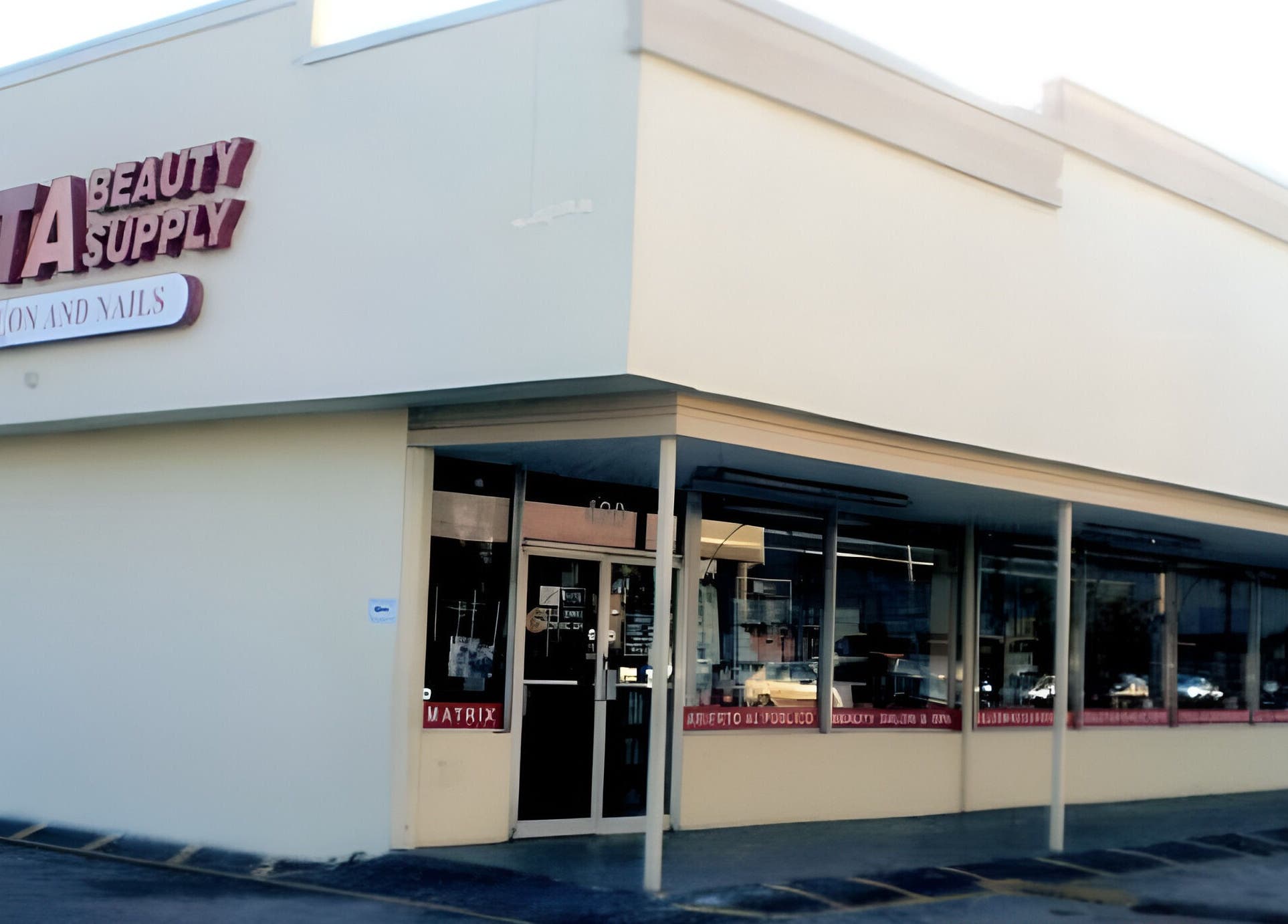 Exterior de D’vita Style & Supply en Hialeah, Florida, US, destacando su moderna fachada y letrero.