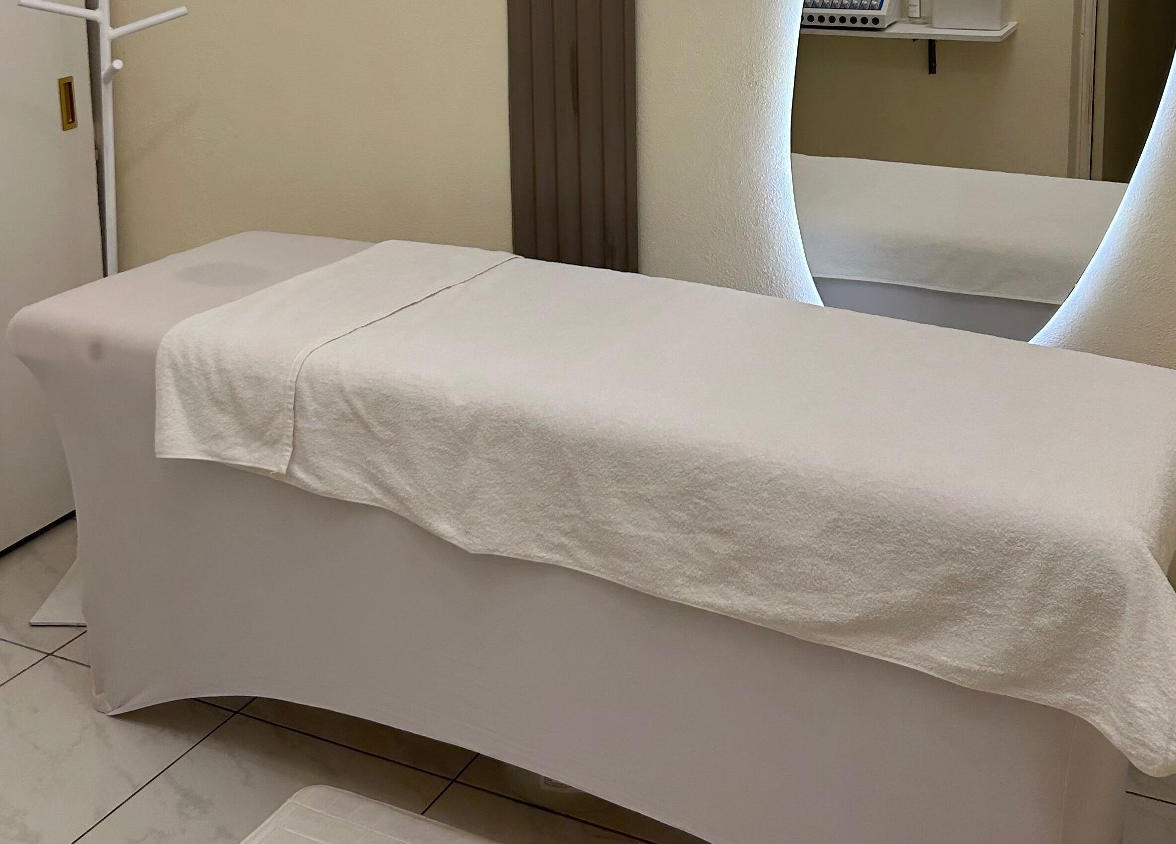 Cama de masaje en LEIA Juriquilla, Querétaro, MX con ambiente sereno y acogedor.