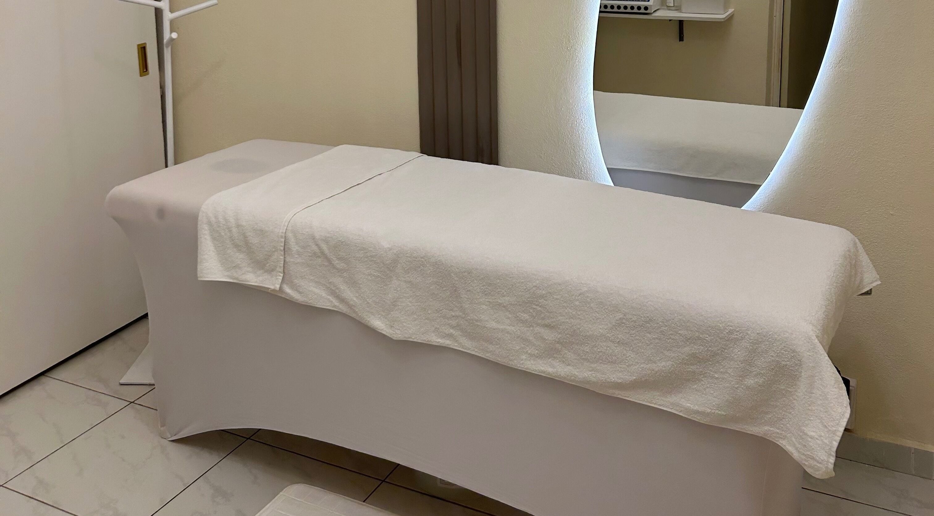 Cama de masaje en LEIA Juriquilla, Querétaro, MX con ambiente sereno y acogedor.