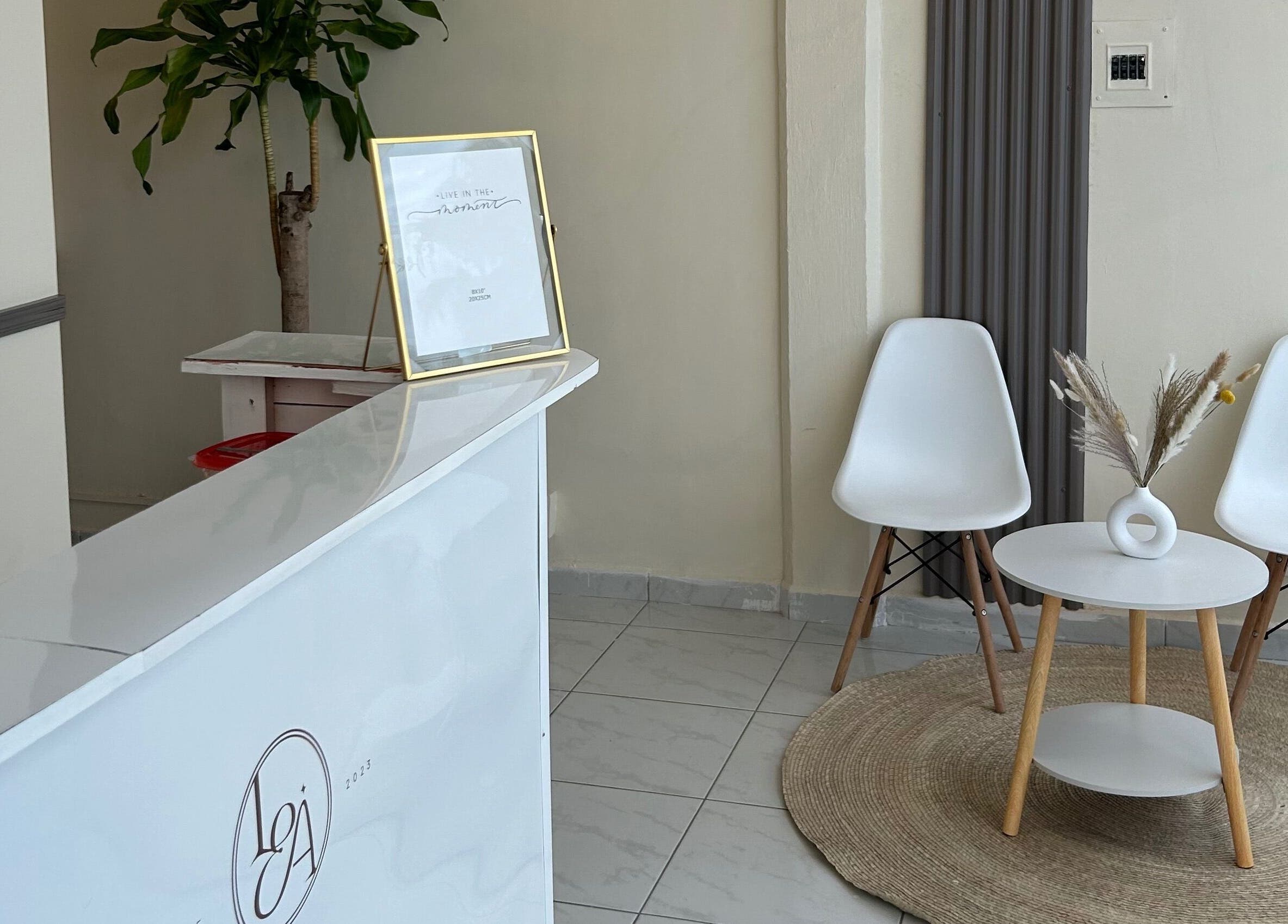 Recepción minimalista en LEIA, Juriquilla, Querétaro, MX, con mobiliario moderno y decoración acogedora.