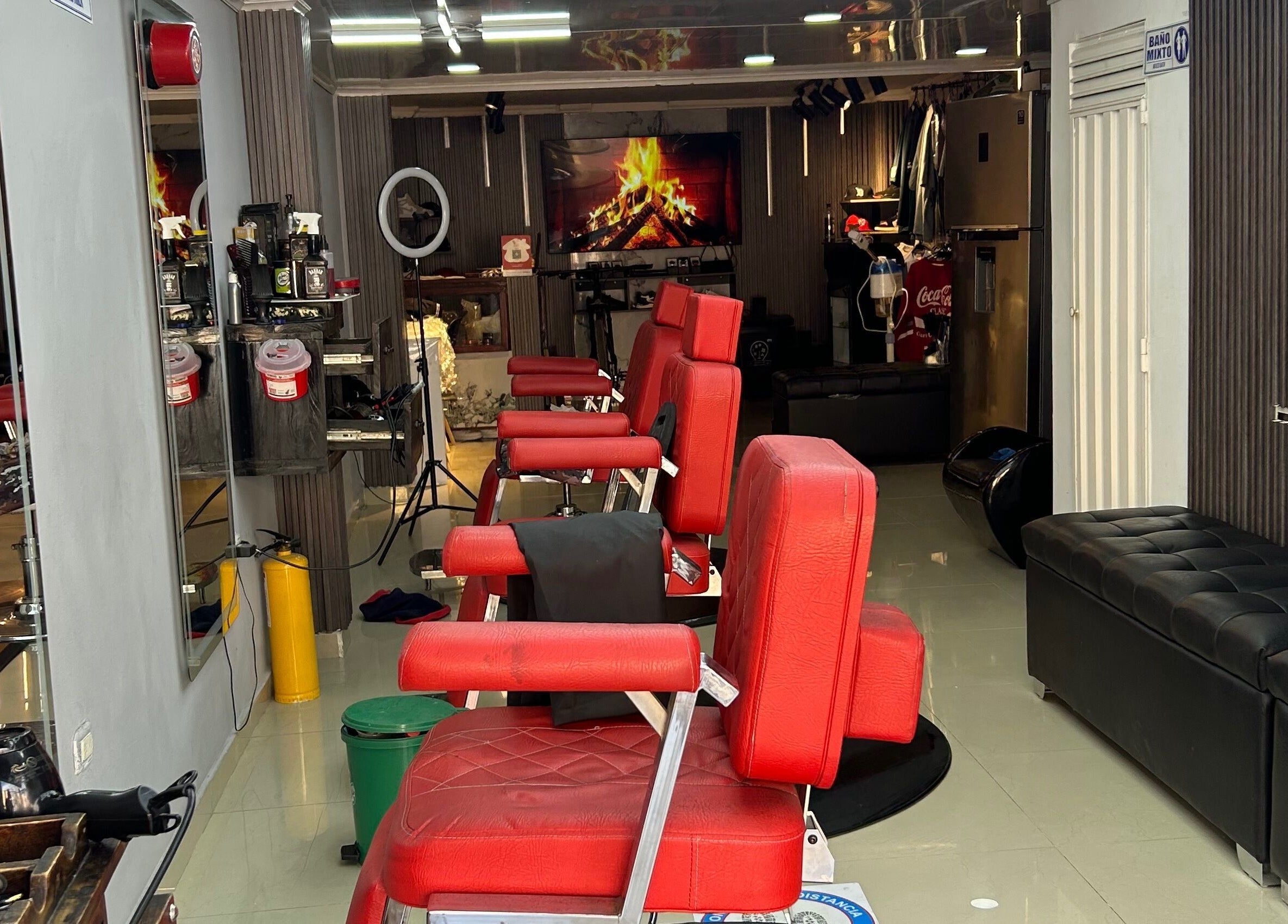 Interior moderno de BARBERIA GAEL STYLE en Bogotá, Bogotá, CO, con sillas rojas y decoración elegante.