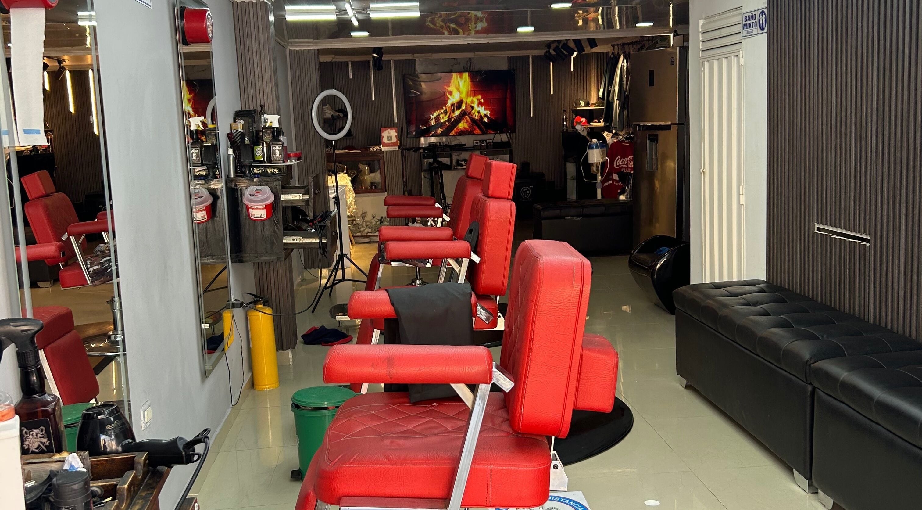 Interior moderno de BARBERIA GAEL STYLE en Bogotá, Bogotá, CO, con sillas rojas y decoración elegante.