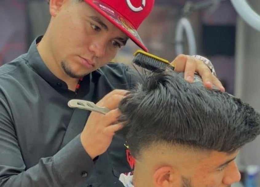 Barbero trabajando en un corte de cabello en BARBERIA GAEL STYLE, Bogotá, Bogotá, CO.