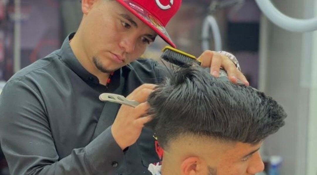 Barbero trabajando en un corte de cabello en BARBERIA GAEL STYLE, Bogotá, Bogotá, CO.
