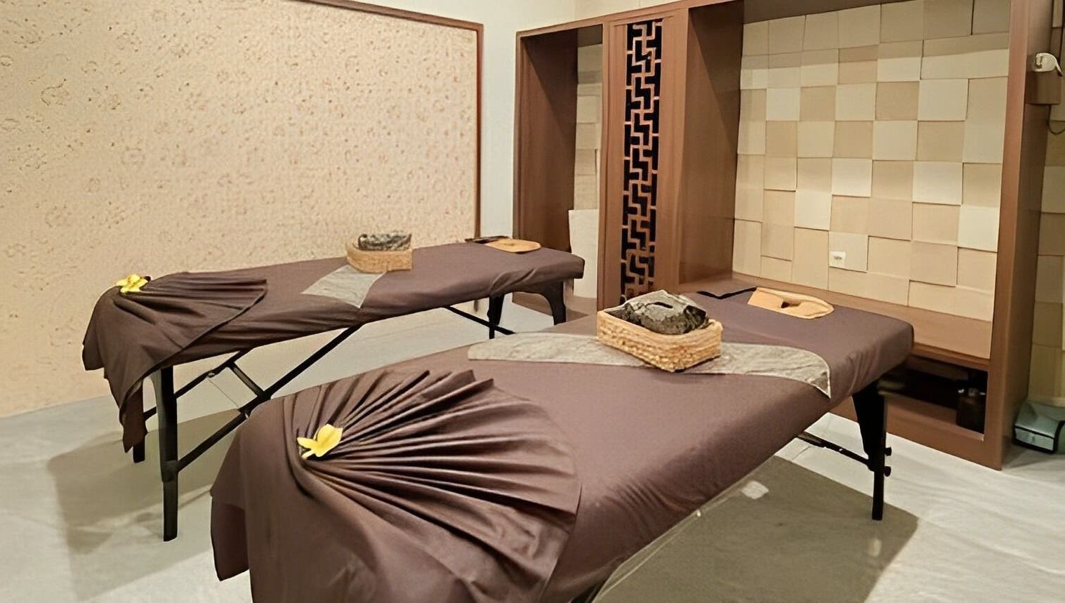 Relaxing massage beds at Spa Central Jogja, Daerah Istimewa Yogyakarta, ID, showcasing peaceful ambiance.