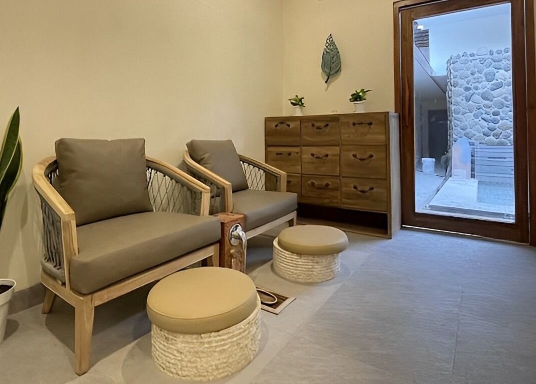 Relaxing lounge at Spa Central Jogja, Daerah Istimewa Yogyakarta, ID, featuring cozy chairs and natural decor.