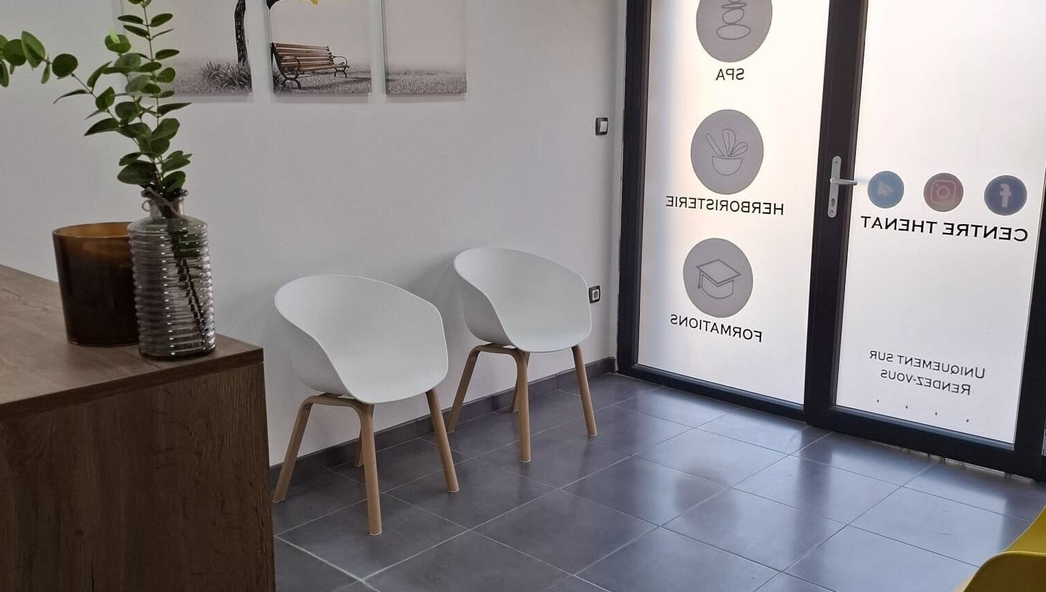 Salle d'attente moderne au GOLDEN LOTUS CENTER, Bordj El Kiffan, Wilaya D'alger, DZ avec des sièges élégants.