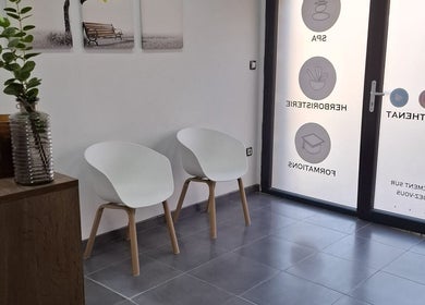 Salle d'attente moderne au GOLDEN LOTUS CENTER, Bordj El Kiffan, Wilaya D'alger, DZ avec des sièges élégants.