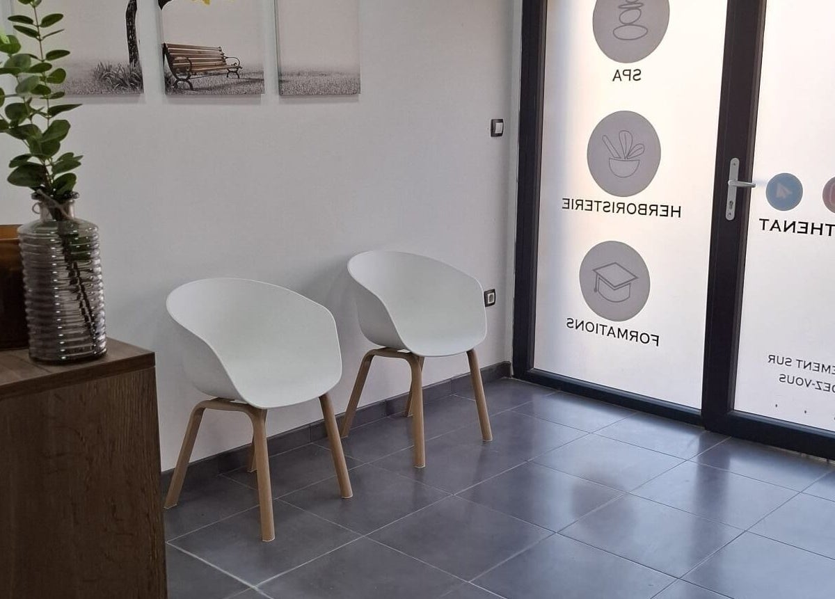 Salle d'attente moderne au GOLDEN LOTUS CENTER, Bordj El Kiffan, Wilaya D'alger, DZ avec des sièges élégants.