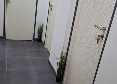 Entrée moderne et épurée au GOLDEN LOTUS CENTER, Bordj El Kiffan, Wilaya D'alger, DZ.