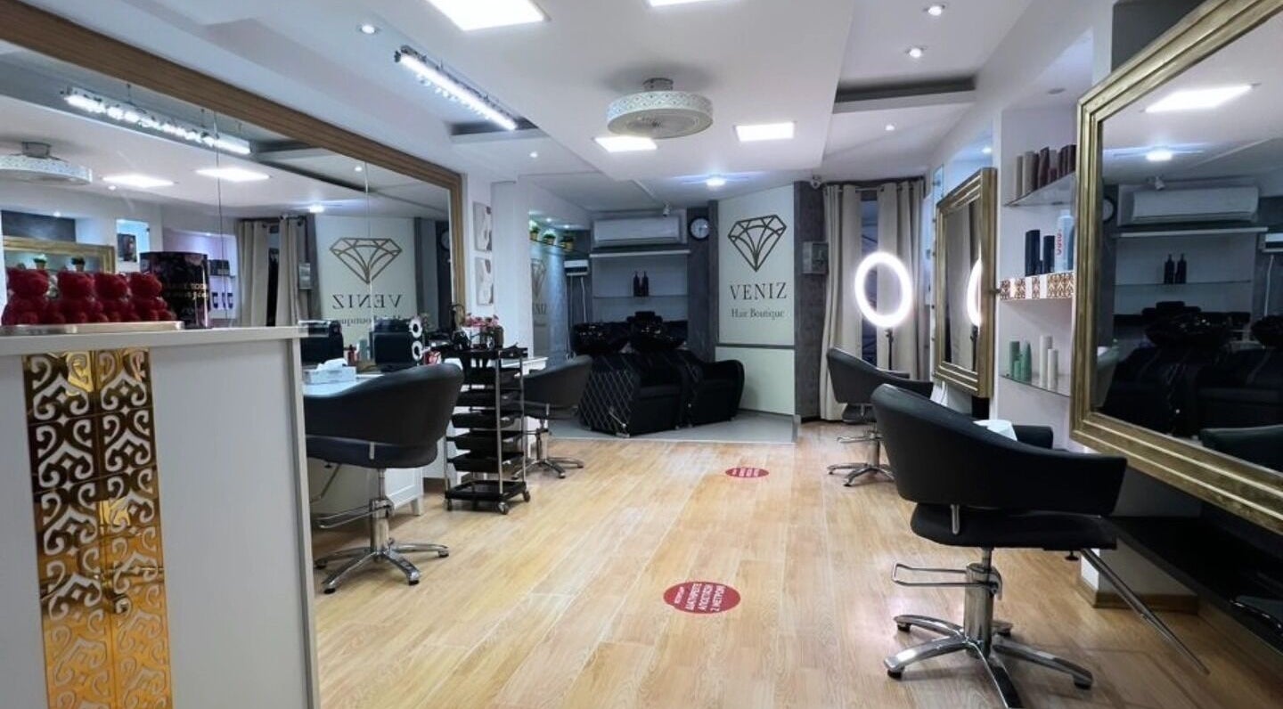 Η κομψή εσωτερική διακόσμηση της Veniz Hair Boutique στη Λεμεσό, Λεμεσός, CY με πολυτελή καρέκλες και καθρέφτες.