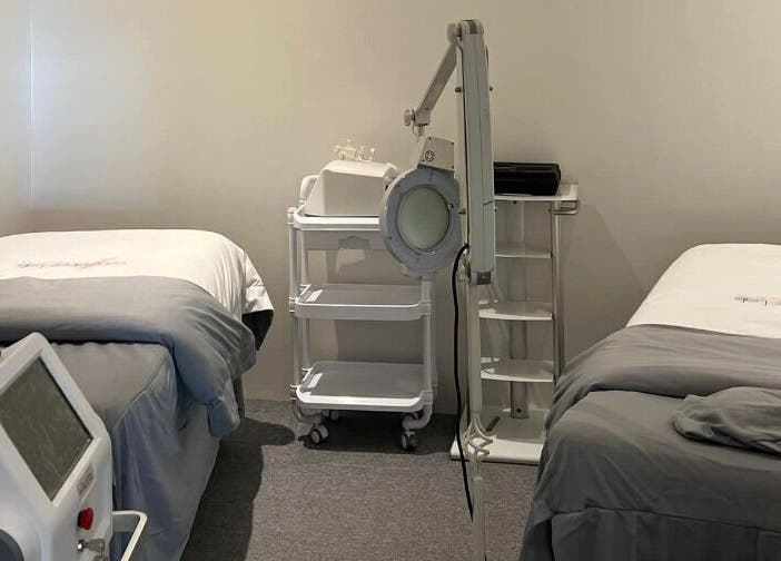 Confiance Lab's cozy treatment room with beds and equipment in Tanjung Tokong, Pulau Pinang, MY.