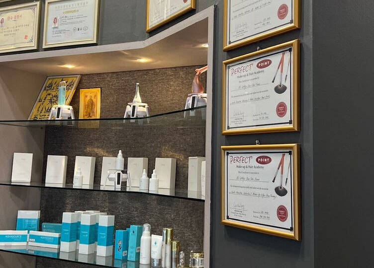 Confiance Lab in Tanjung Tokong, Pulau Pinang, MY showcases elegant product shelves and certifications.