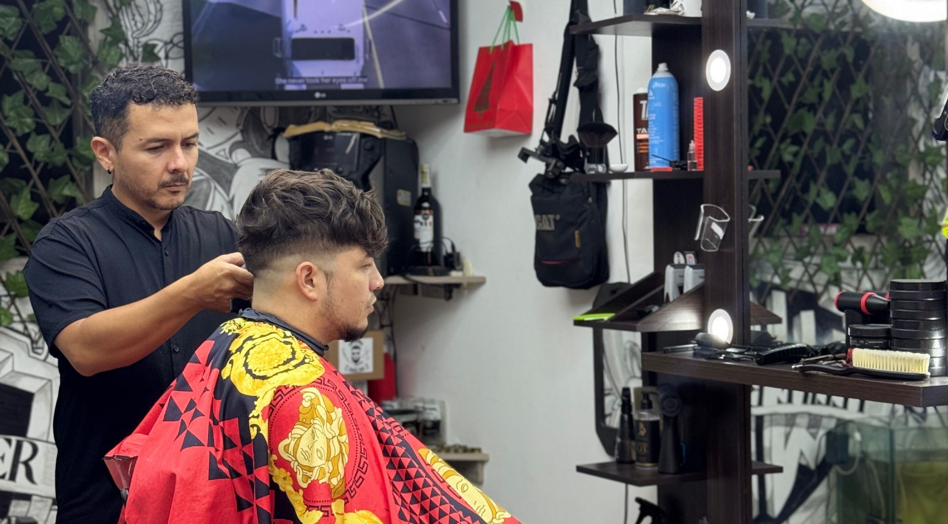 Barbero trabajando en FELIPE BARBER RESERVA DE ZAMORANO, Palmira, Valle Del Cauca, CO.