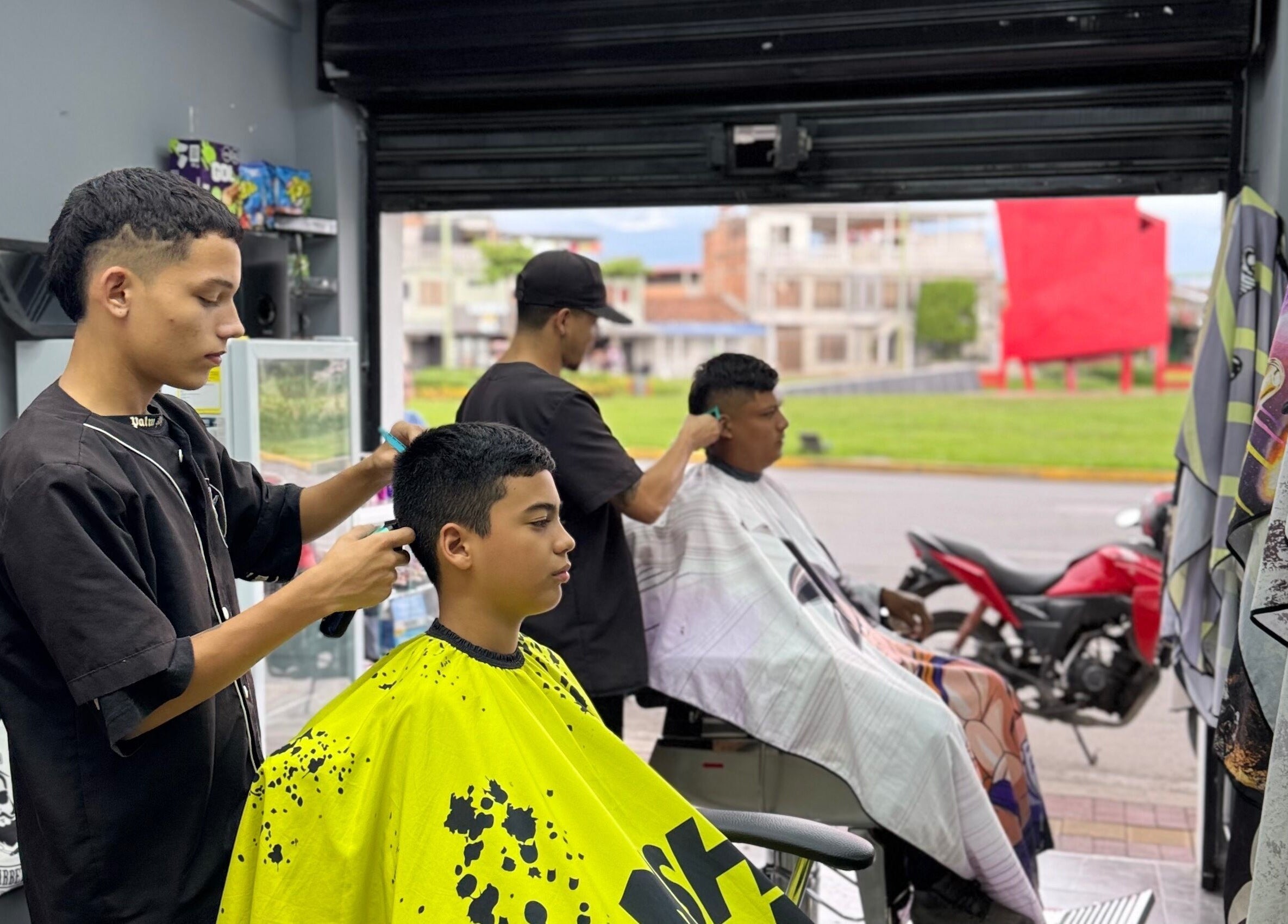 Clientes disfrutando cortes modernos en FELIPE BARBER ZAMORANO, PALMIRA, Valle Del Cauca, CO.