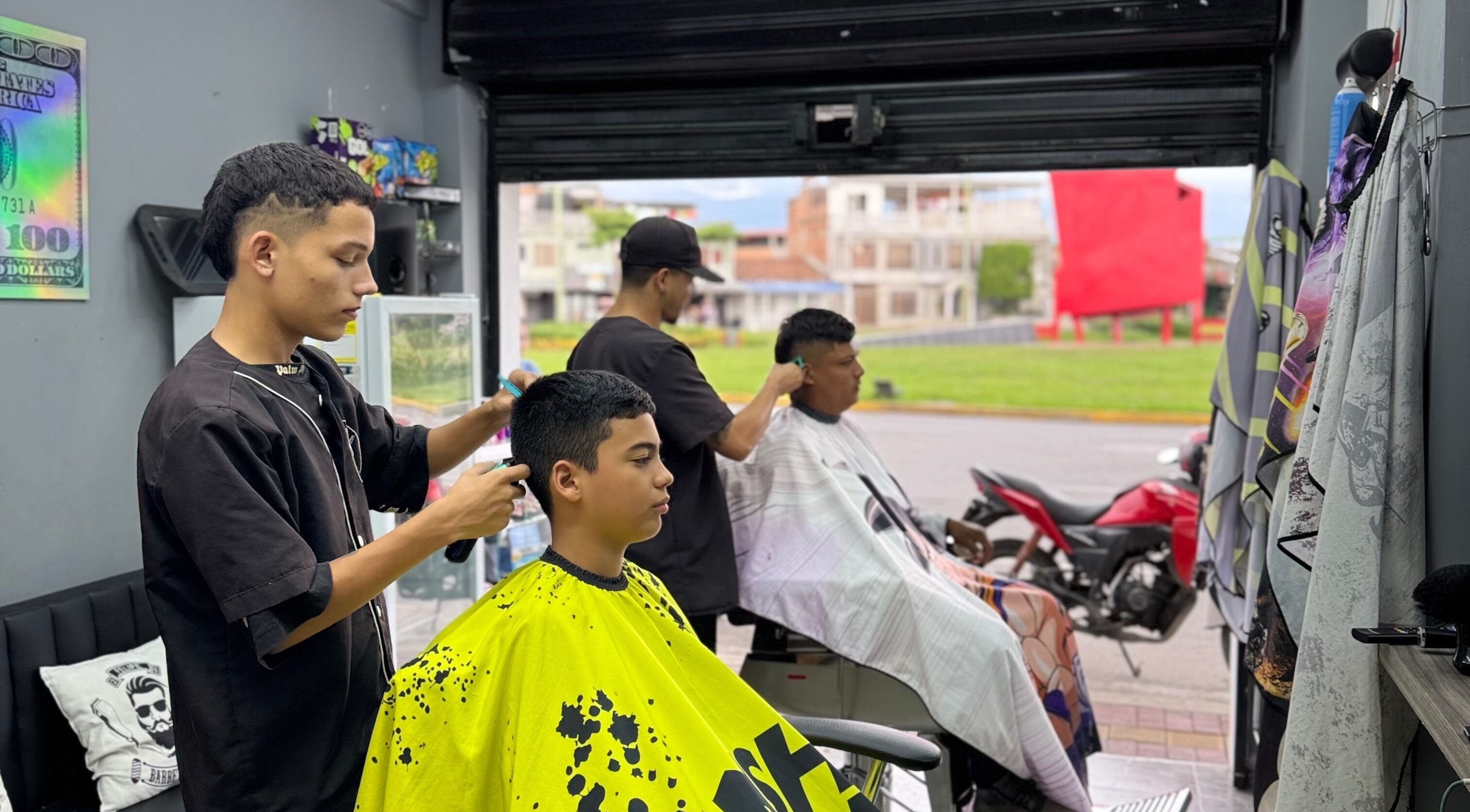 Clientes disfrutando cortes modernos en FELIPE BARBER ZAMORANO, PALMIRA, Valle Del Cauca, CO.