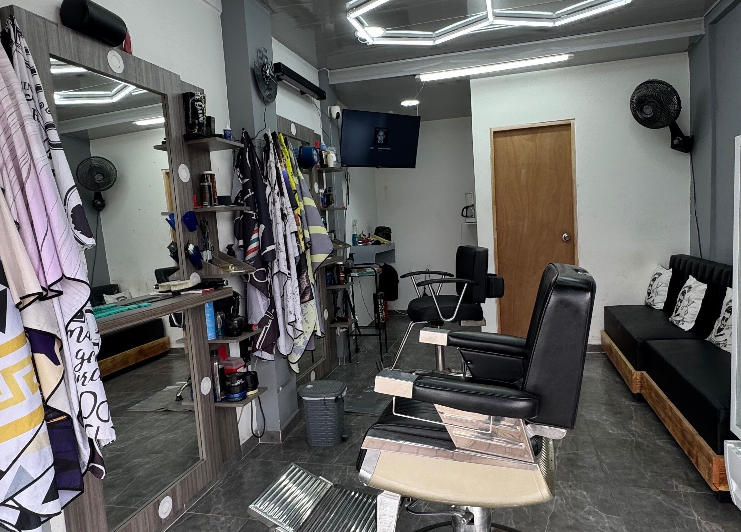 Interior de FELIPE BARBER ZAMORANO en PALMIRA, Valle Del Cauca, CO con modernas sillas y decoración elegante.