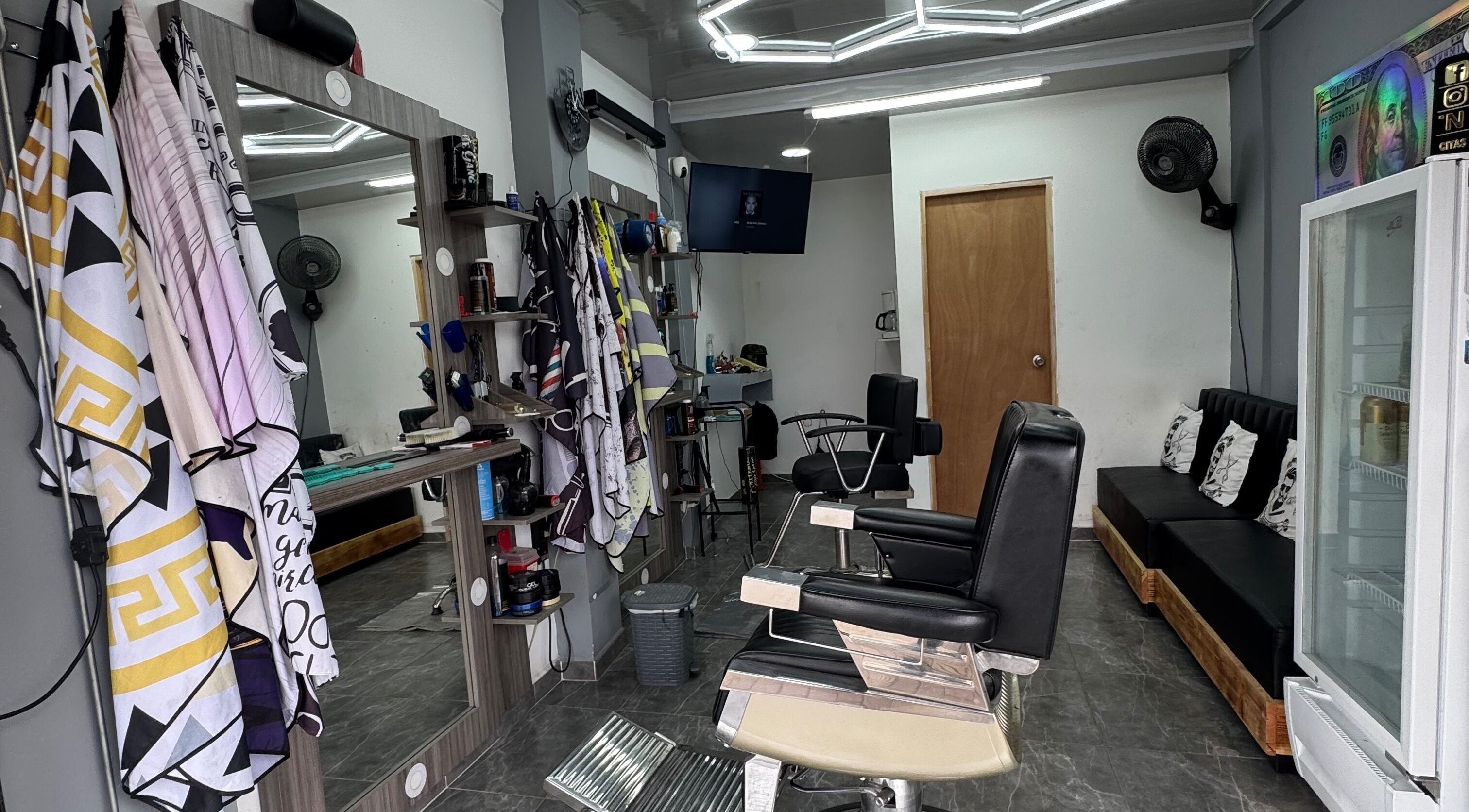 Interior de FELIPE BARBER ZAMORANO en PALMIRA, Valle Del Cauca, CO con modernas sillas y decoración elegante.