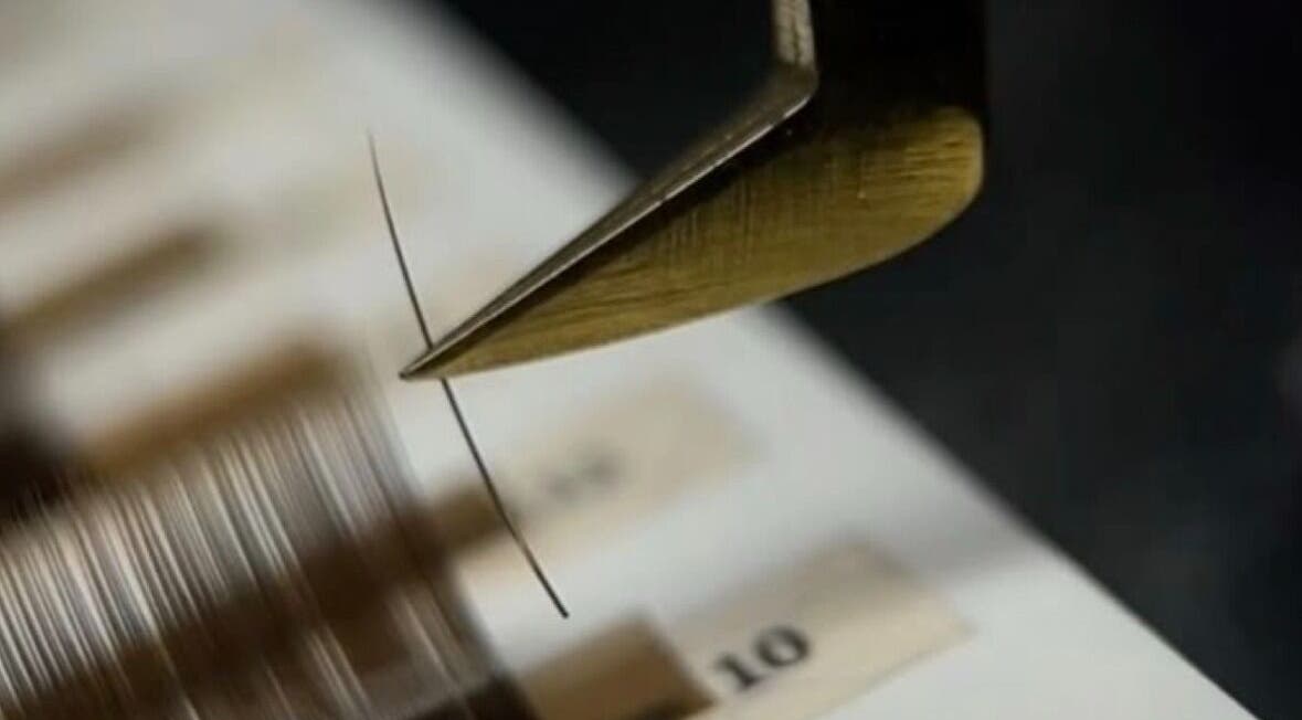 Extension de cils chez Aphrodea, Saint-Romuald, Québec, CA, démontrant technique précise.