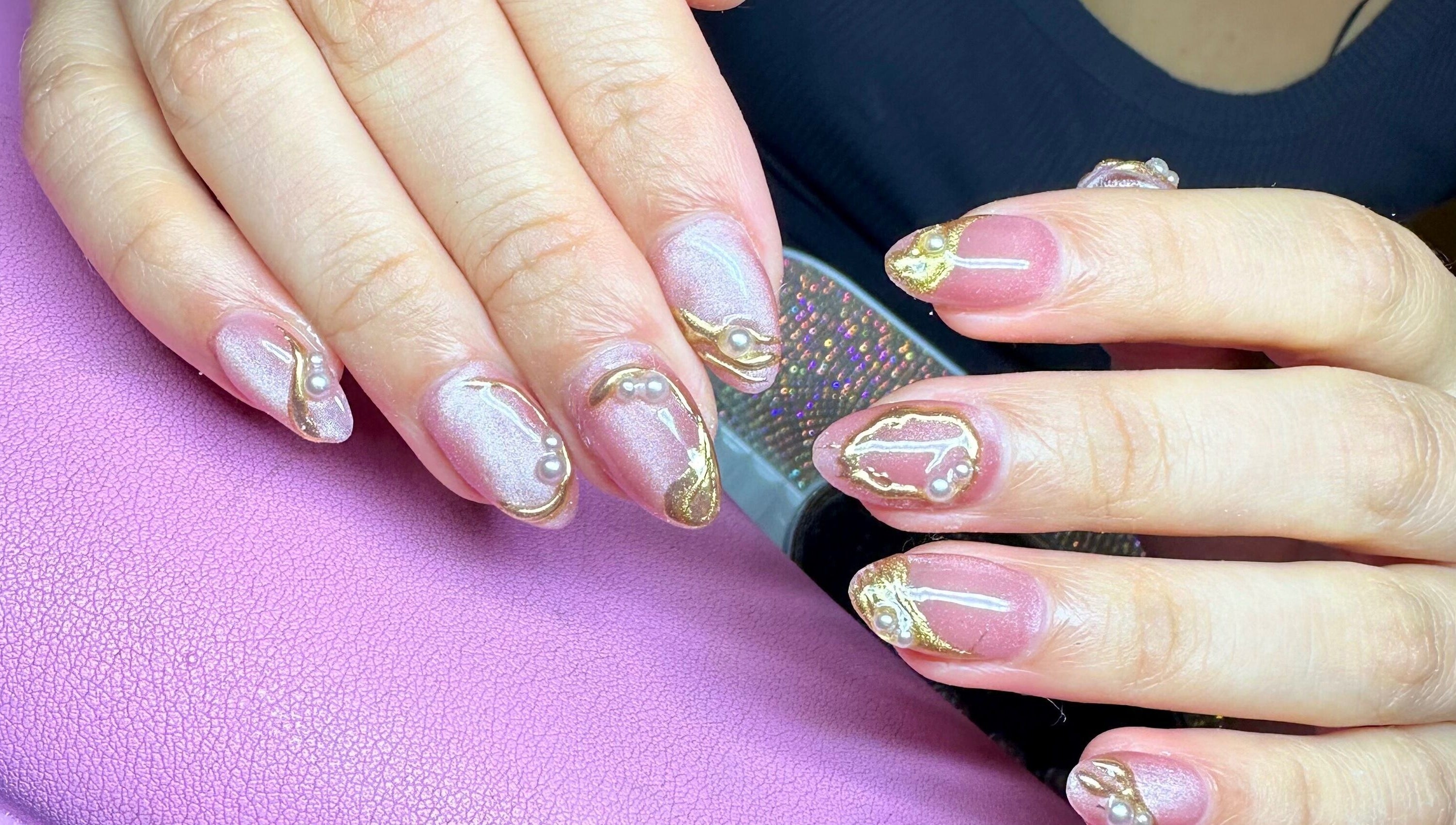 Uñas artísticas con detalles dorados en MJ.Nails, Greenslopes, Queensland, AU. Belleza y estilo.