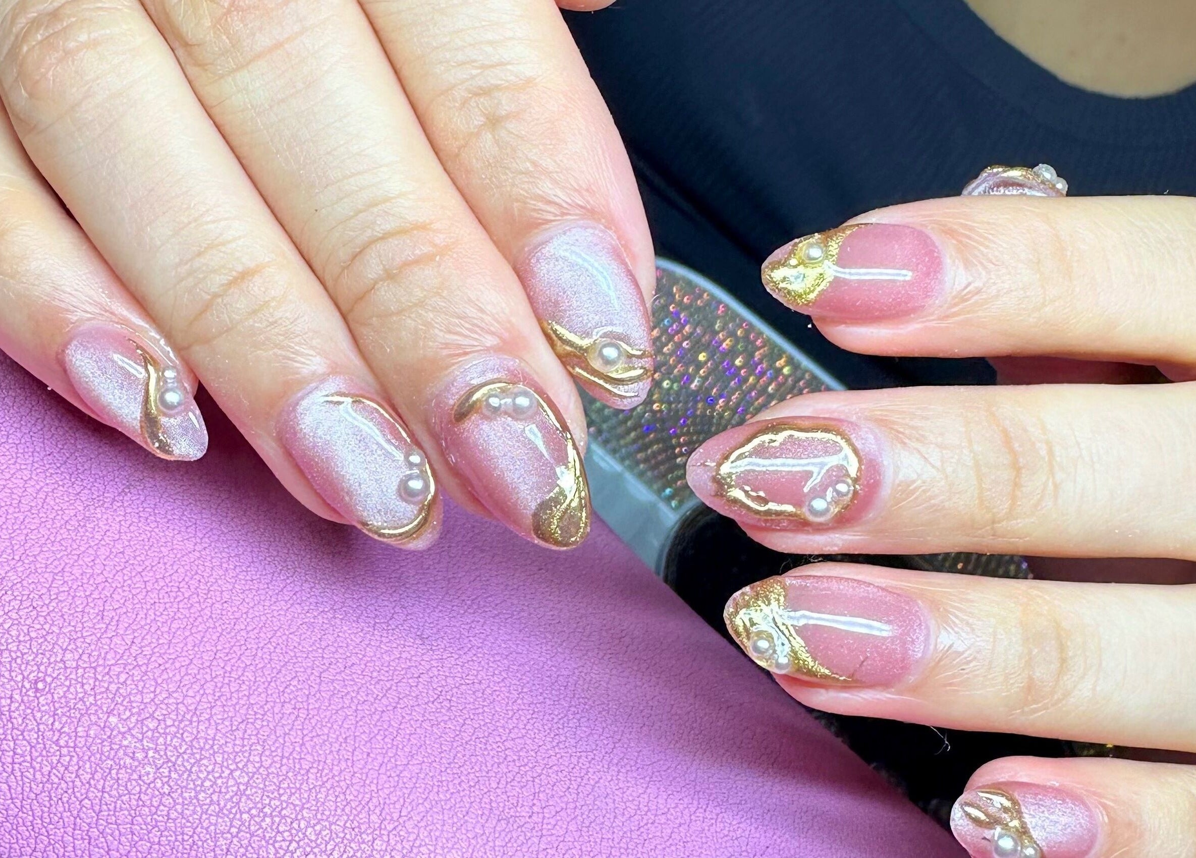 Uñas artísticas con detalles dorados en MJ.Nails, Greenslopes, Queensland, AU. Belleza y estilo.