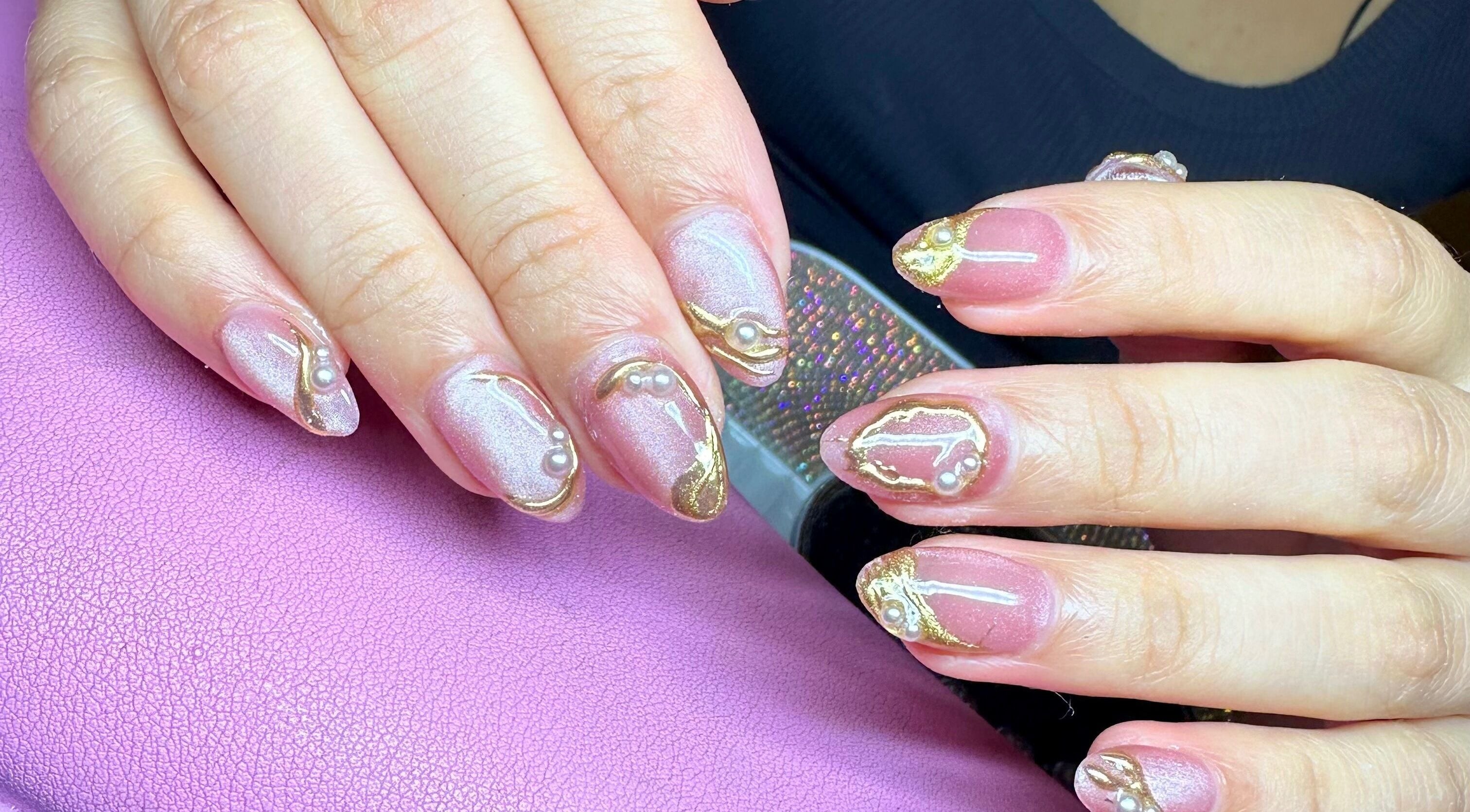 Uñas artísticas con detalles dorados en MJ.Nails, Greenslopes, Queensland, AU. Belleza y estilo.