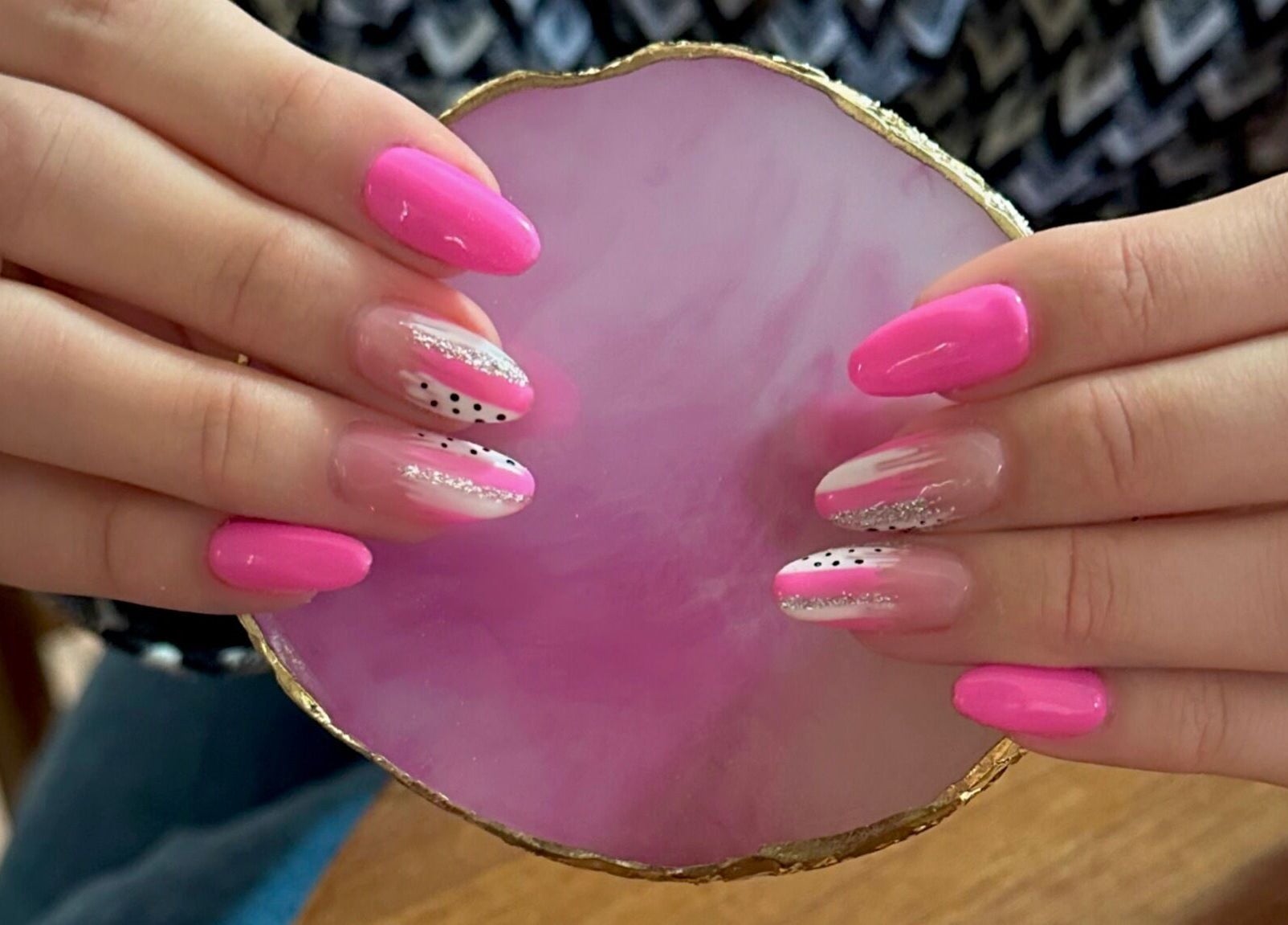 Uñas rosadas con diseño artístico de MJ.Nails en Greenslopes, Queensland, AU.