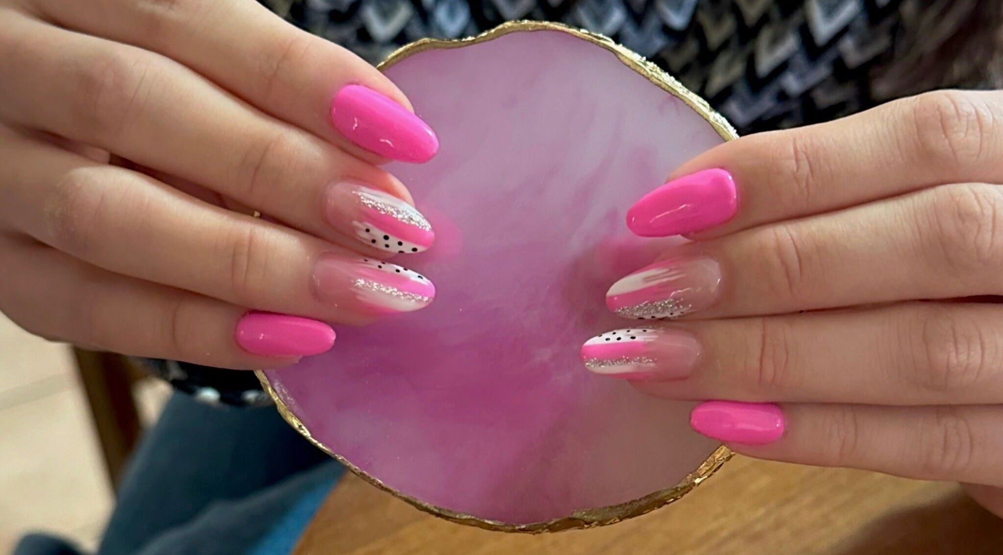 Uñas rosadas con diseño artístico de MJ.Nails en Greenslopes, Queensland, AU.