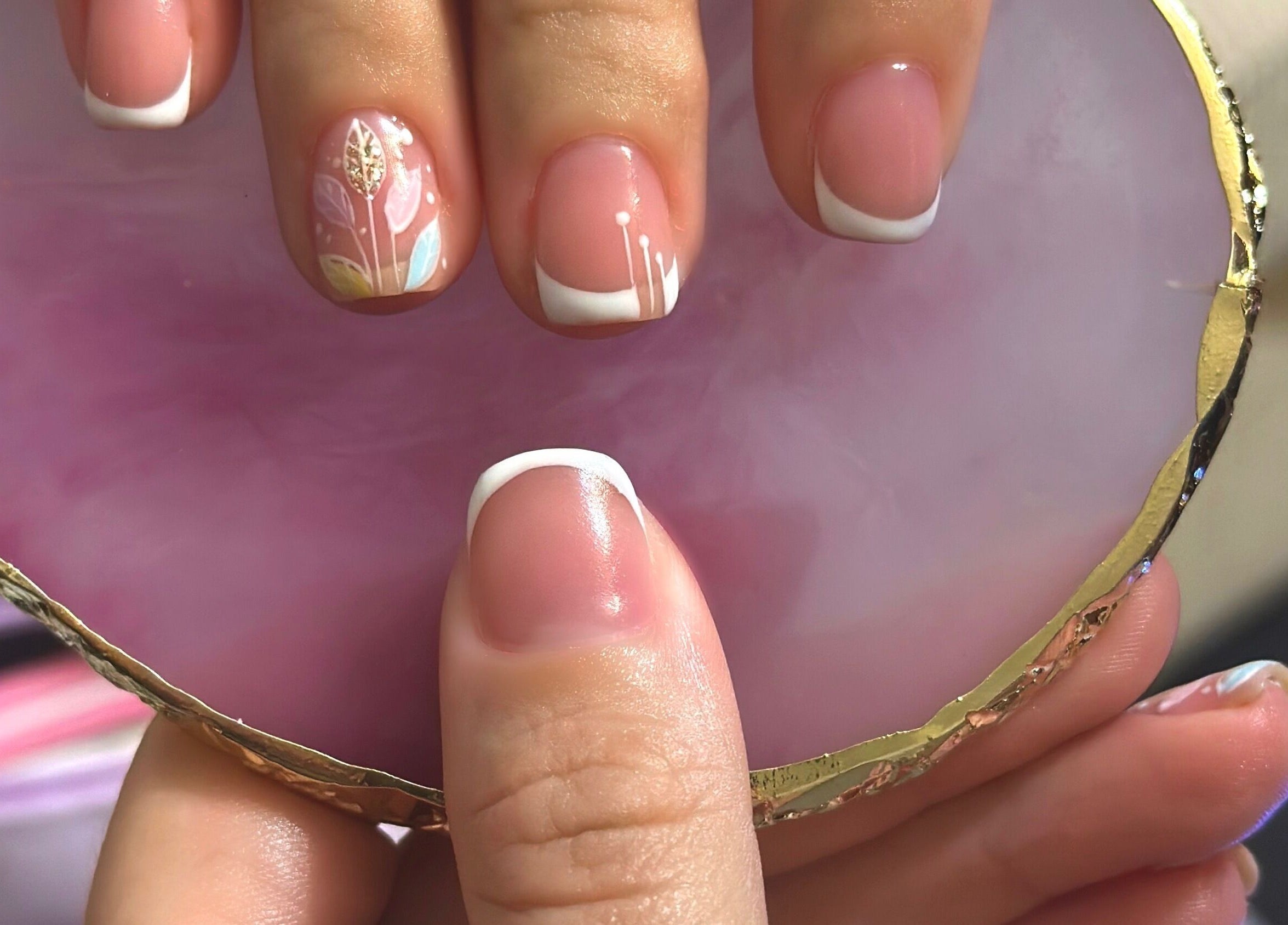 Manicura elegante en MJ.Nails, Greenslopes, Queensland, AU. Diseño floral sobre fondo rosado brillante.