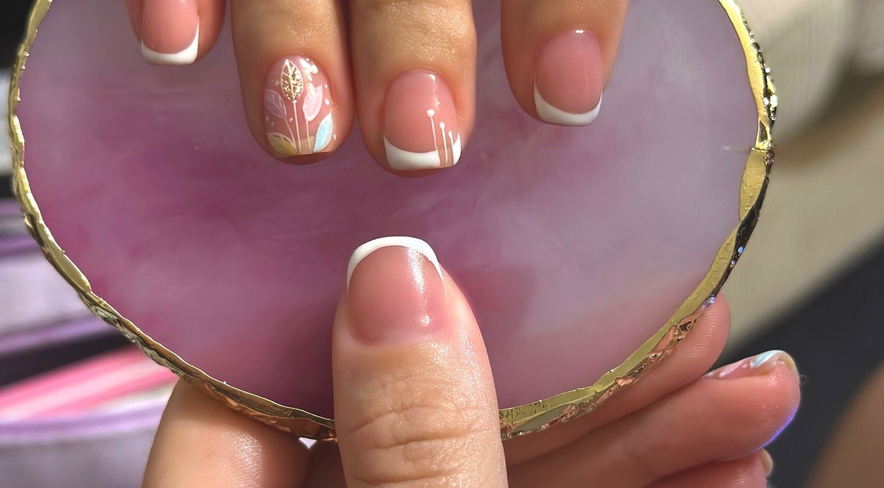 Manicura elegante en MJ.Nails, Greenslopes, Queensland, AU. Diseño floral sobre fondo rosado brillante.