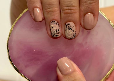 Diseño de uñas florales en MJ.Nails, Greenslopes, Queensland, AU sobre un fondo rosa elegante.