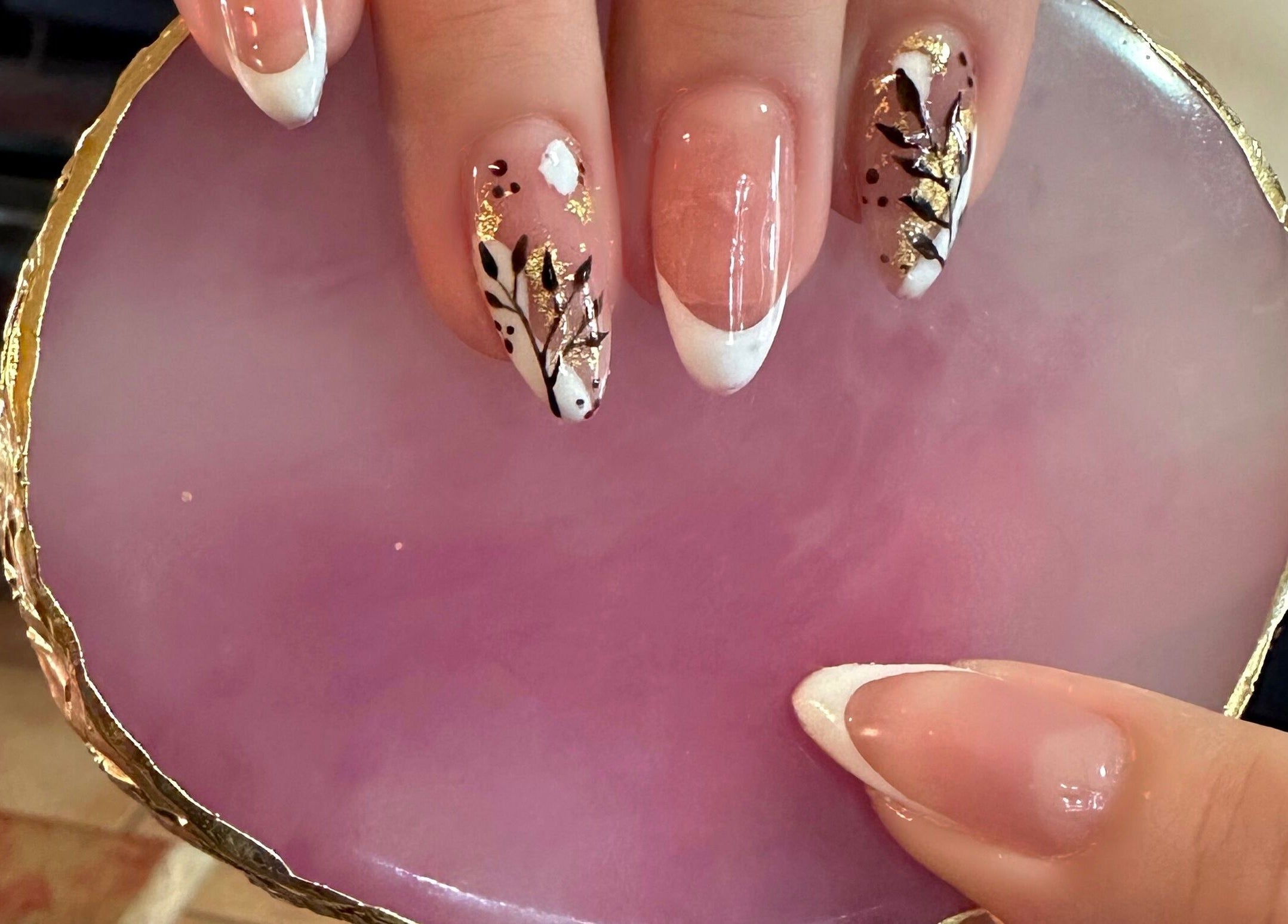 Uñas decoradas en MJ.Nails Greenslopes, Queensland, AU con diseño artístico sofisticado sobre base violeta.