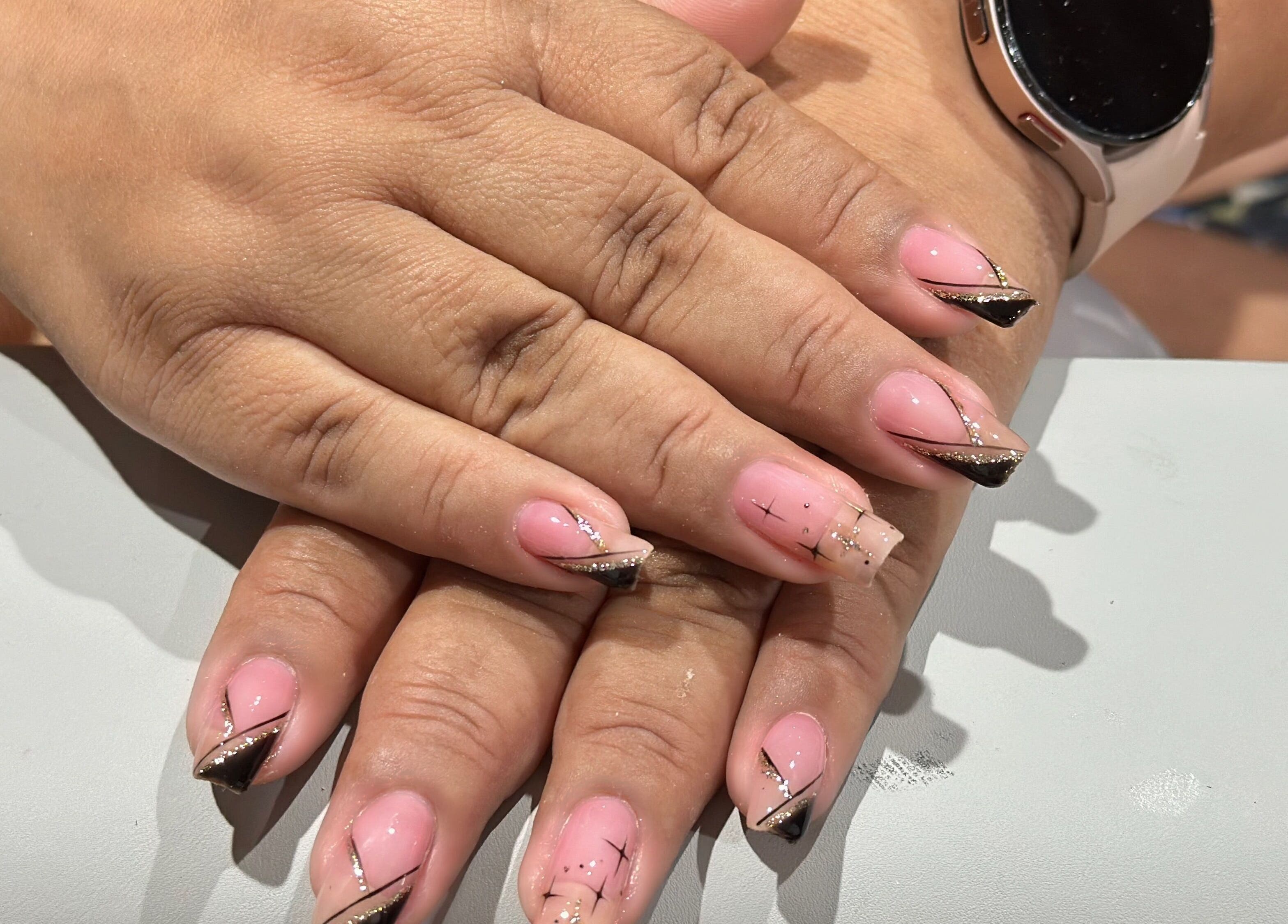 Exquisito diseño de uñas en MJ.Nails, Greenslopes, Queensland, AU. Manicura moderna y elegante con detalles brillantes.